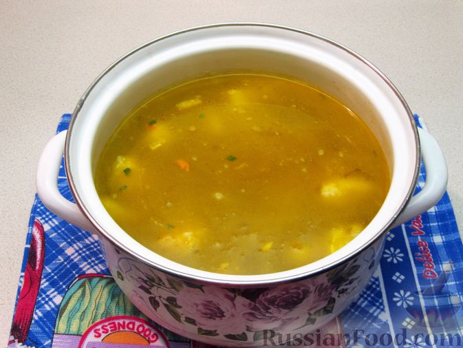 Фото приготовления рецепта: Рыбный суп с солеными огурцами и лапшой - шаг №14