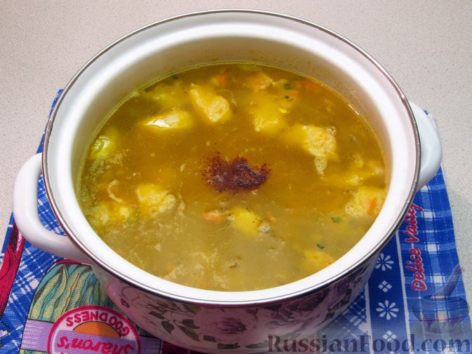 Фото приготовления рецепта: Рыбный суп с солеными огурцами и лапшой - шаг №16