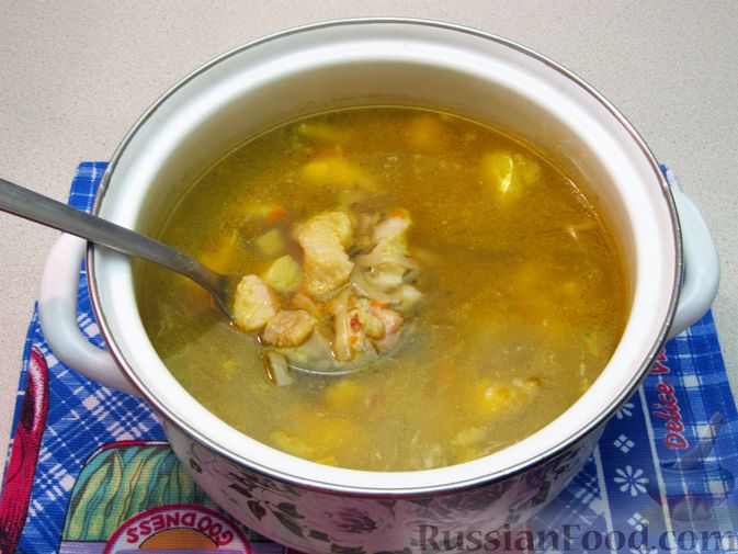 Фото приготовления рецепта: Рыбный суп с солеными огурцами и лапшой - шаг №17
