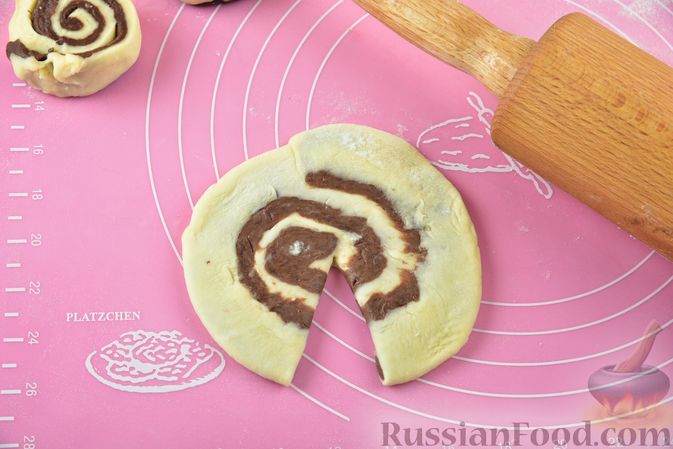 Фото приготовления рецепта: Песочное печенье "Пирамидки" с ореховой начинкой - шаг №26