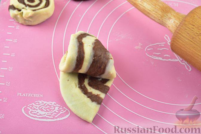 Фото приготовления рецепта: Песочное печенье "Пирамидки" с ореховой начинкой - шаг №28