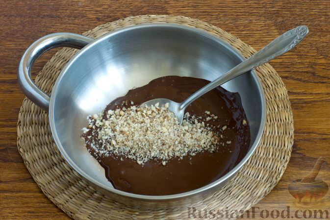 Фото приготовления рецепта: Финики с орехами в шоколаде - шаг №5
