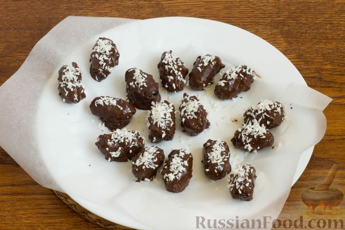 Фото приготовления рецепта: Финики с орехами в шоколаде - шаг №6