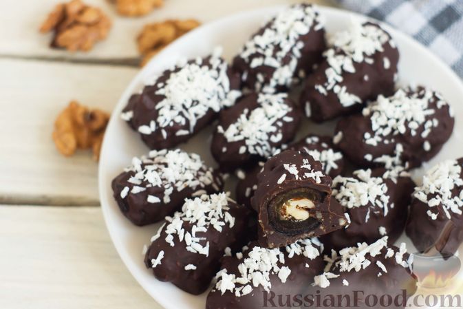 Фото приготовления рецепта: Финики с орехами в шоколаде - шаг №7