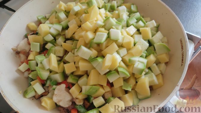Фото приготовления рецепта: Овощное рагу с фаршем - шаг №8