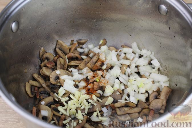 Фото приготовления рецепта: Суп с консервированной фасолью, грибами, беконом и сыром - шаг №7