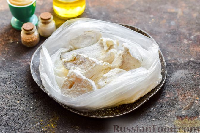 Фото приготовления рецепта: Хек с грибами, запечённый в сливочно-горчичном соусе - шаг №6