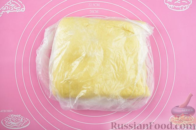 Фото приготовления рецепта: Лимонное печенье из рубленого теста, с джемом и орехами - шаг №12