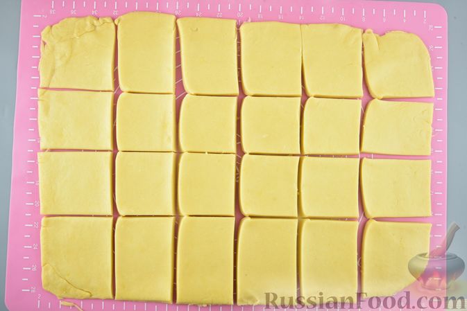 Фото приготовления рецепта: Лимонное печенье из рубленого теста, с джемом и орехами - шаг №14