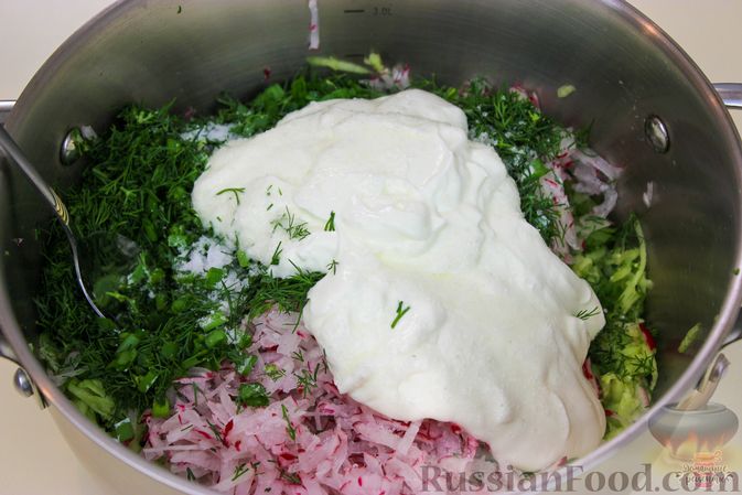 Фото приготовления рецепта: Окрошка на айране, с колбасой, огурцами и редисом - шаг №4