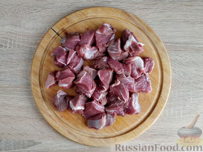 Фото приготовления рецепта: Мясо, тушенное с картофелем и галушками с зеленью и чесноком - шаг №2