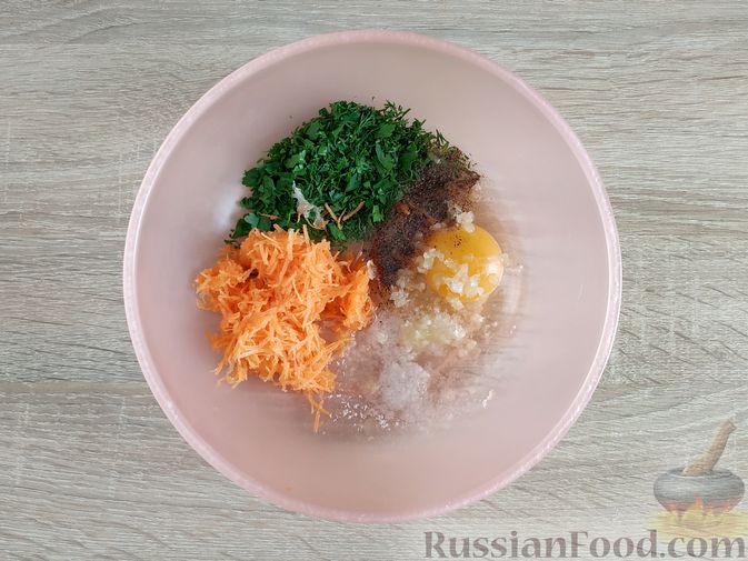 Фото приготовления рецепта: Мясо, тушенное с картофелем и галушками с зеленью и чесноком - шаг №8
