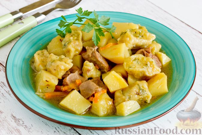 Фото приготовления рецепта: Мясо, тушенное с картофелем и галушками с зеленью и чесноком - шаг №20