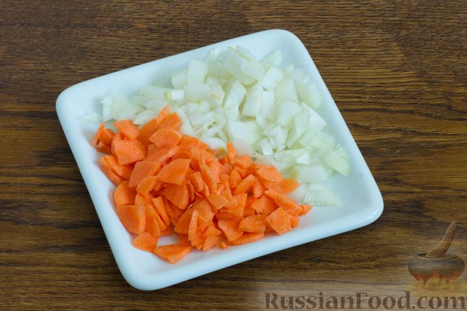 Фото приготовления рецепта: Гречневая каша с капустой, морковью и луком - шаг №2