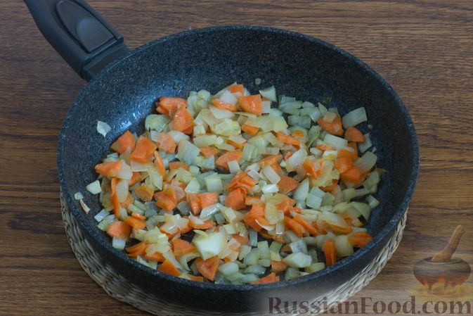 Фото приготовления рецепта: Гречневая каша с капустой, морковью и луком - шаг №3