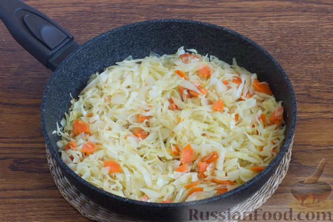Фото приготовления рецепта: Гречневая каша с капустой, морковью и луком - шаг №4