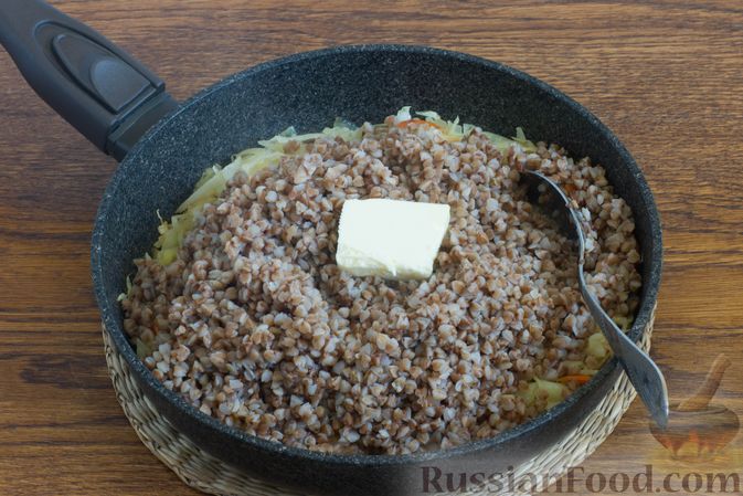 Фото приготовления рецепта: Гречневая каша с капустой, морковью и луком - шаг №6