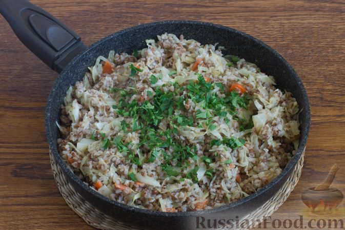 Фото приготовления рецепта: Гречневая каша с капустой, морковью и луком - шаг №8