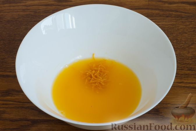 Фото приготовления рецепта: Постный апельсиновый пирог с изюмом и корицей - шаг №2