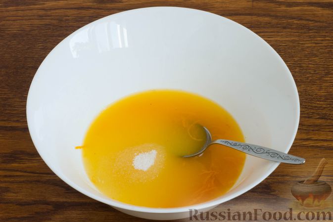 Фото приготовления рецепта: Постный апельсиновый пирог с изюмом и корицей - шаг №3