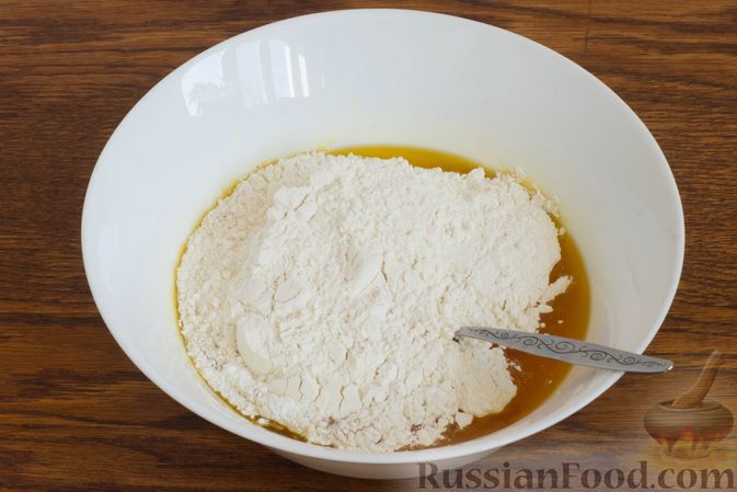 Фото приготовления рецепта: Постный апельсиновый пирог с изюмом и корицей - шаг №5