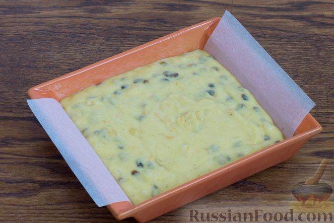 Фото приготовления рецепта: Постный апельсиновый пирог с изюмом и корицей - шаг №7