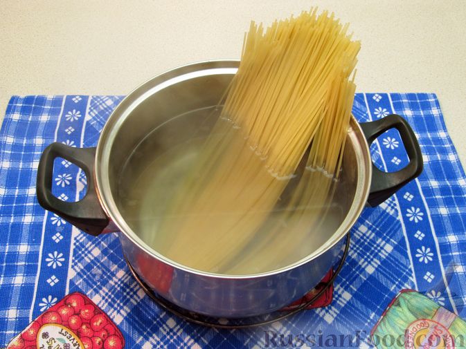 Фото приготовления рецепта: Спагетти с курицей в молочно-сырном соусе - шаг №2