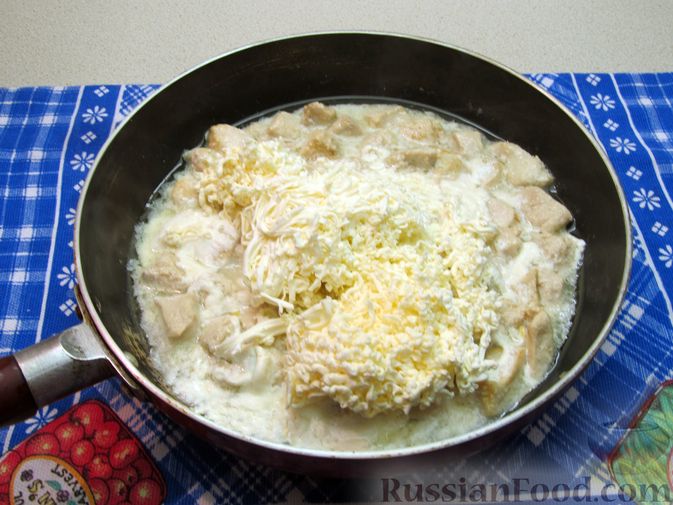 Фото приготовления рецепта: Спагетти с курицей в молочно-сырном соусе - шаг №8
