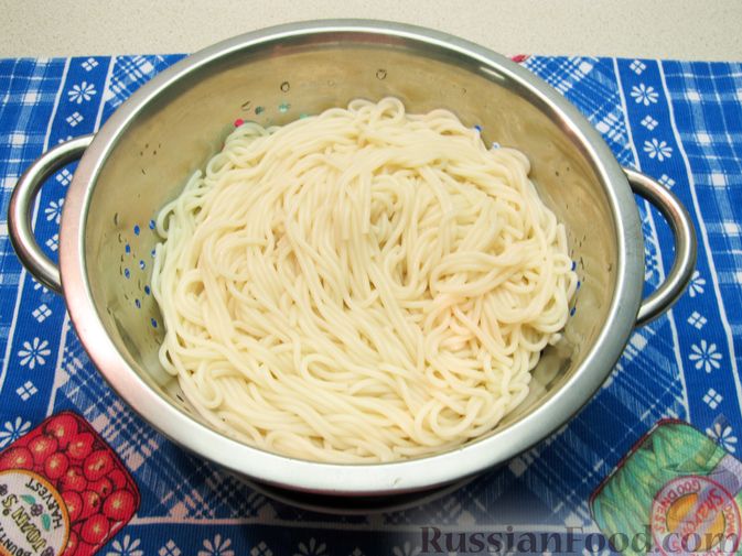 Фото приготовления рецепта: Спагетти с курицей в молочно-сырном соусе - шаг №11