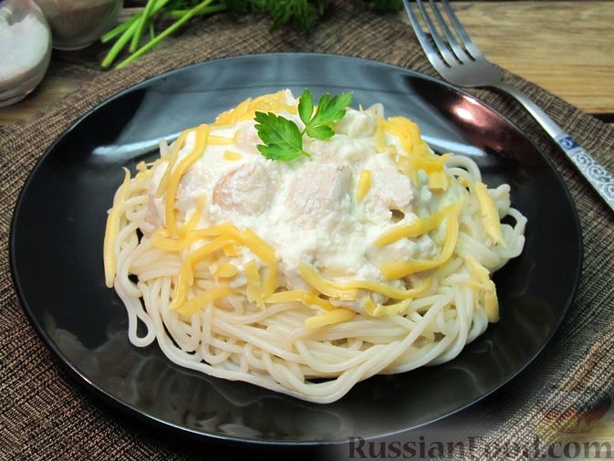 Фото приготовления рецепта: Спагетти с курицей в молочно-сырном соусе - шаг №13