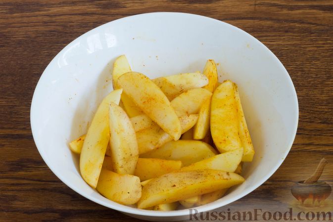 Фото приготовления рецепта: Картошка по-деревенски (на сковороде) - шаг №3