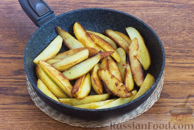Фото приготовления рецепта: Картошка по-деревенски (на сковороде) - шаг №4