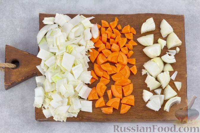 Фото приготовления рецепта: Оладьи из пекинской капусты и моркови - шаг №2