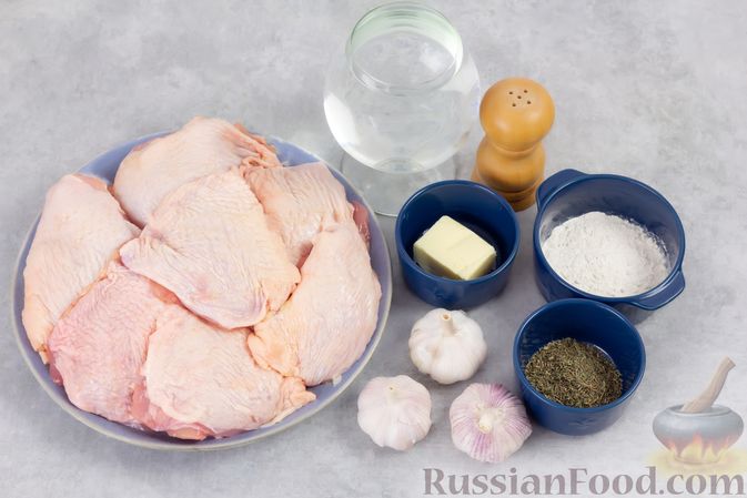Фото приготовления рецепта: Куриные бёдра, тушенные в чесночном соусе - шаг №1