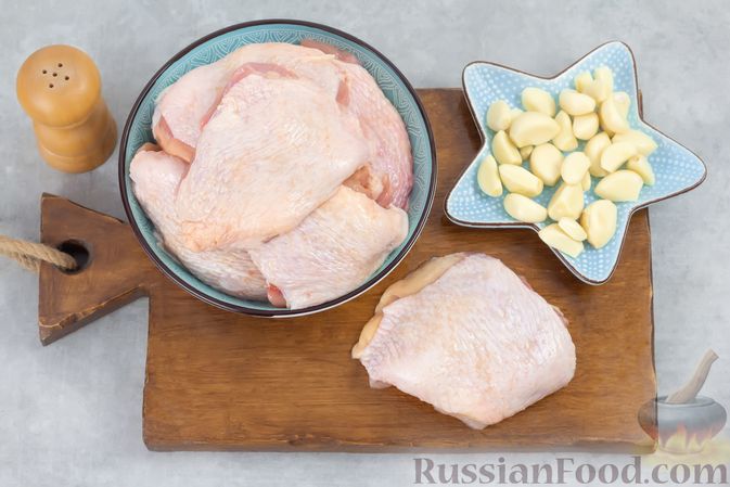 Фото приготовления рецепта: Куриные бёдра, тушенные в чесночном соусе - шаг №2