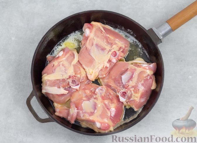 Фото приготовления рецепта: Куриные бёдра, тушенные в чесночном соусе - шаг №3