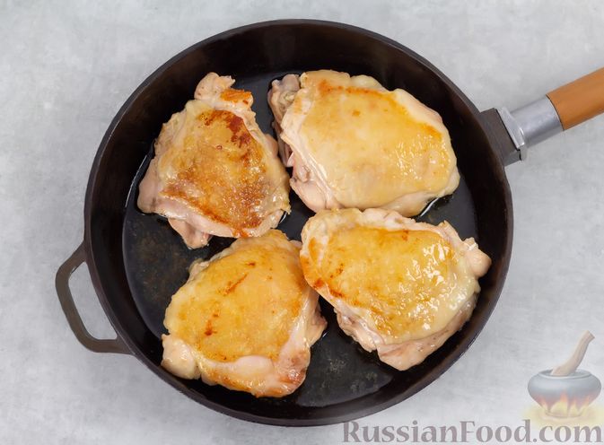 Фото приготовления рецепта: Куриные бёдра, тушенные в чесночном соусе - шаг №4