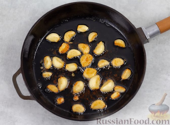 Фото приготовления рецепта: Куриные бёдра, тушенные в чесночном соусе - шаг №5