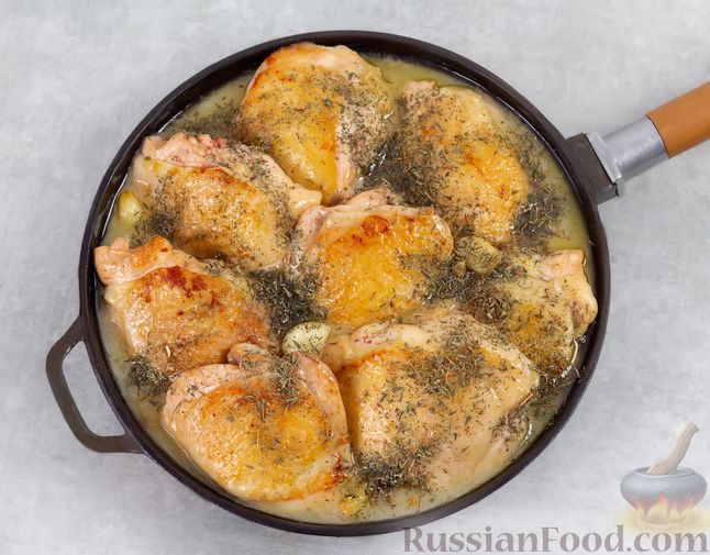 Фото приготовления рецепта: Куриные бёдра, тушенные в чесночном соусе - шаг №8