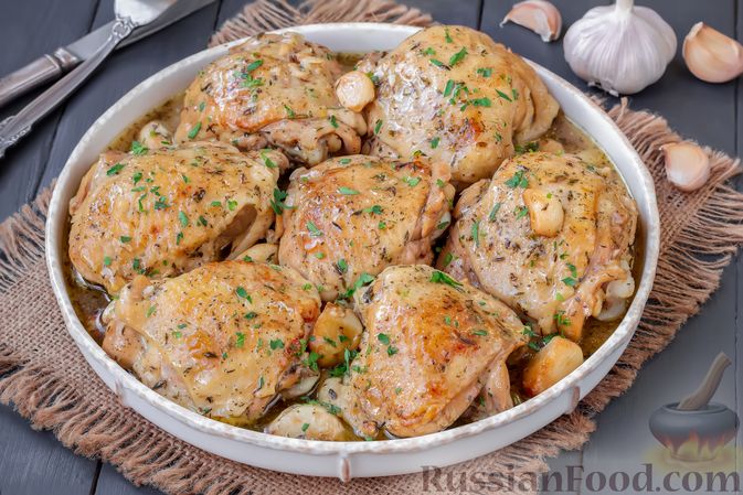 Фото приготовления рецепта: Куриные бёдра, тушенные в чесночном соусе - шаг №10