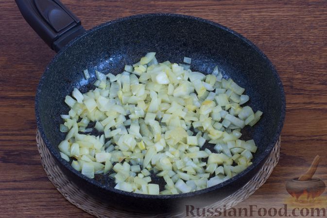 Фото приготовления рецепта: Чечевица с шампиньонами и шпинатом - шаг №4