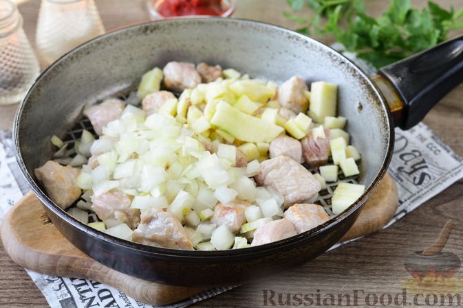 Фото приготовления рецепта: Густой гороховый суп со свининой и яблоком - шаг №10