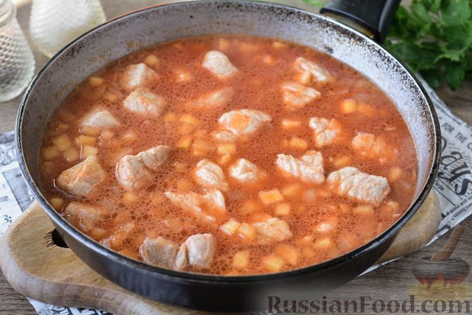 Фото приготовления рецепта: Густой гороховый суп со свининой и яблоком - шаг №12
