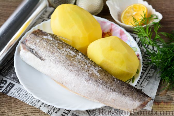 Фото приготовления рецепта: Рыба, запечённая с картошкой и лимоном (в фольге) - шаг №1