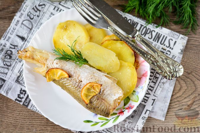 Фото приготовления рецепта: Рыба, запечённая с картошкой и лимоном (в фольге) - шаг №8