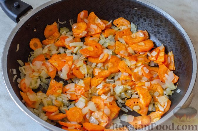 Фото приготовления рецепта: Курица, тушенная со стручковой фасолью, сладким перцем и морковью - шаг №6