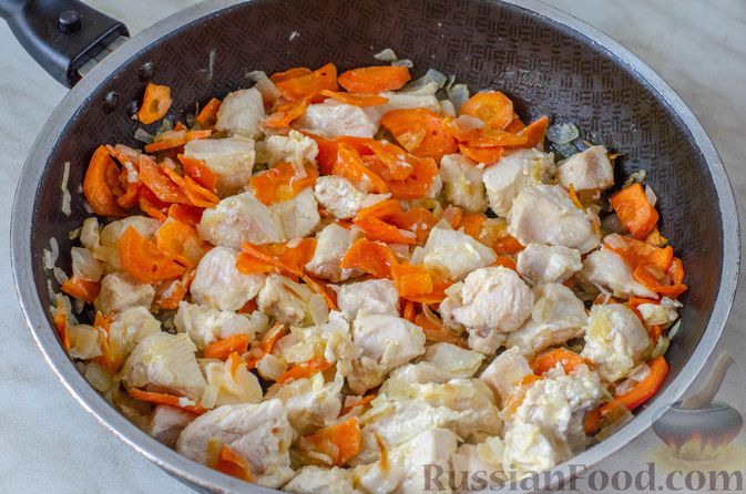 Фото приготовления рецепта: Курица, тушенная со стручковой фасолью, сладким перцем и морковью - шаг №8