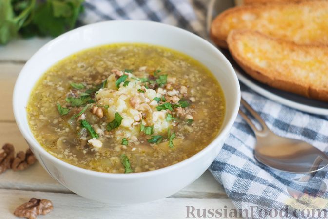 Фото к рецепту: Суп из шампиньонов с пшенной кашей и соевым соусом