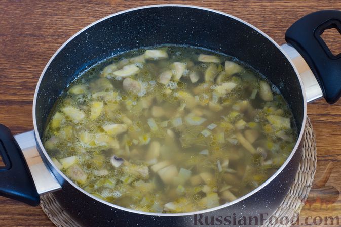 Фото приготовления рецепта: Суп из шампиньонов с пшенной кашей и соевым соусом - шаг №8