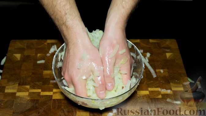 Фото приготовления рецепта: Шашлык из свинины в луковом маринаде - шаг №4